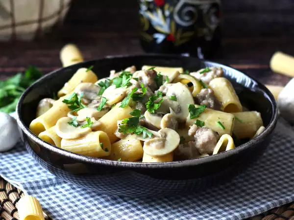 Pasta met champignons en worst: het geheim om het fluweelzacht te maken (en de truc om het niet te laten uitdrogen)