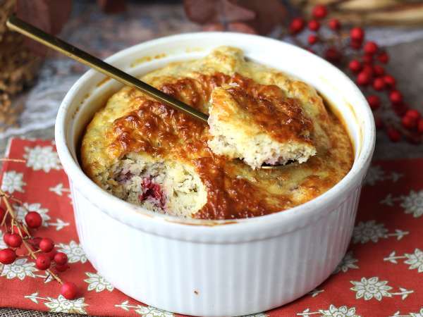 Deze proteïnecake met rood fruit is mijn favoriete Plan B geworden als ik iets zoets wil zonder me schuldig te voelen.