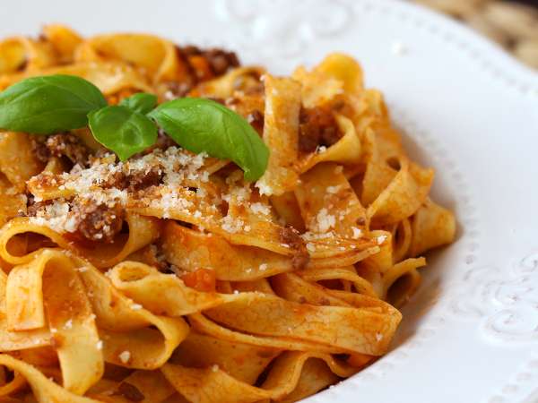 Dit is waarom deze zelfgemaakte bolognesesaus pasta duizend keer beter maakt