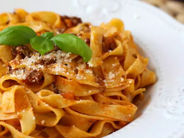 Dit is waarom deze zelfgemaakte bolognesesaus pasta duizend keer beter maakt