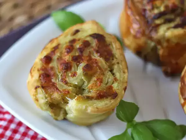 Deze pesto bladerdeeggebakjes zijn in slechts 15 minuten klaar... en verdwijnen nog sneller