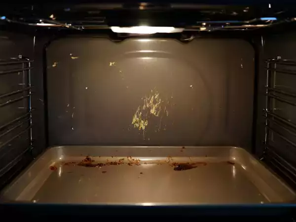 Zit je oven vol aangekoekt vet? Hier is een eenvoudige tip om hem schoon te maken zonder chemicaliën