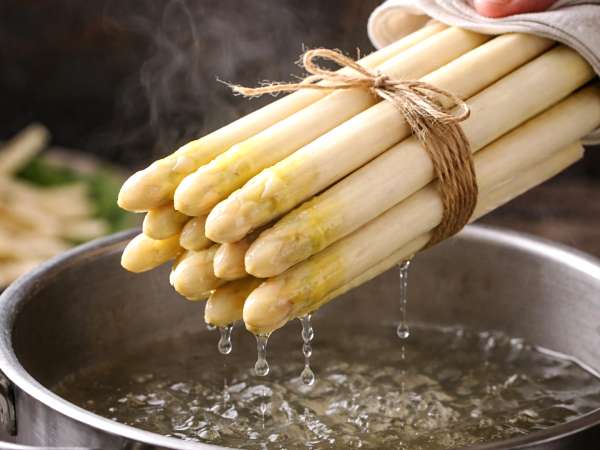 Waarom topkoks witte asperges in een bundel koken