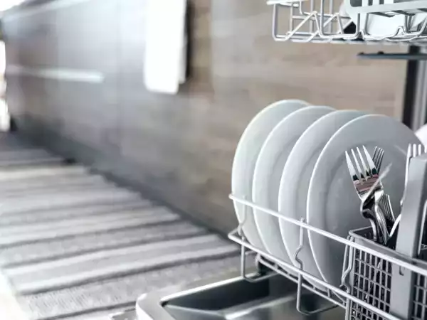 Moet je je vaat afspoelen voordat je ze in de vaatwasser stopt - de experts zeggen het