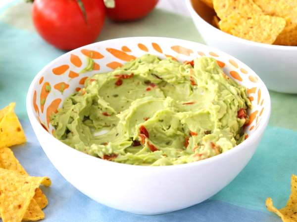 De beste manier om guacamole te bewaren zodat het de volgende dag niet bruin wordt.
