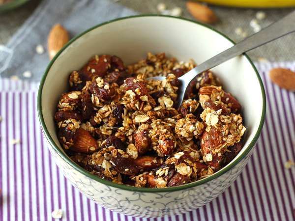 Deze knapperige granola kan in 15 minuten gemaakt worden... zonder de oven aan te zetten.