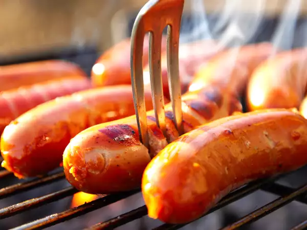 Worsten doorboren voordat je ze bakt: gewone fout of ingenieuze truc? De waarheid die alles verandert