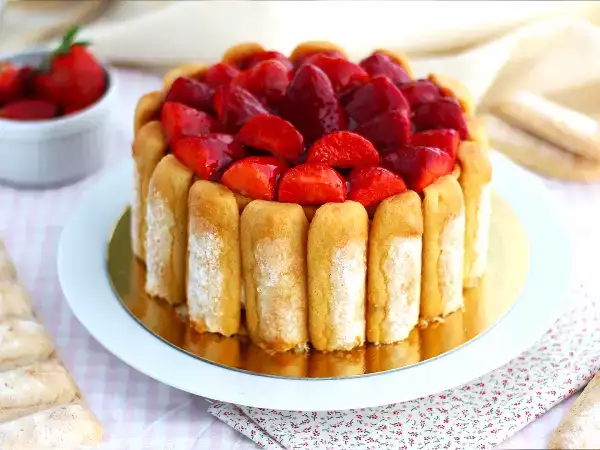 Deze eenvoudige aardbeiencharlotte is duidelijk ons favoriete lentedessert!