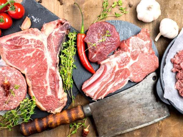 Waarom vlees altijd uit de koelkast moet voor het bereiden (en hoe lang)