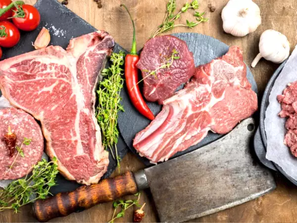 Waarom vlees altijd uit de koelkast moet voor het bereiden (en hoe lang)