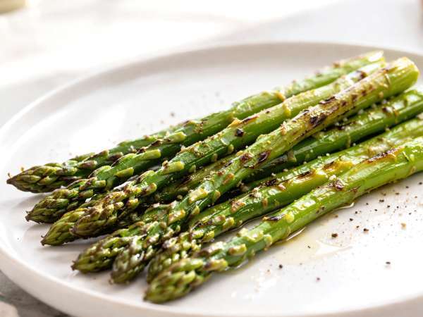 Hoe groene asperges te bereiden: wanneer te grillen, koken, stomen en bakken