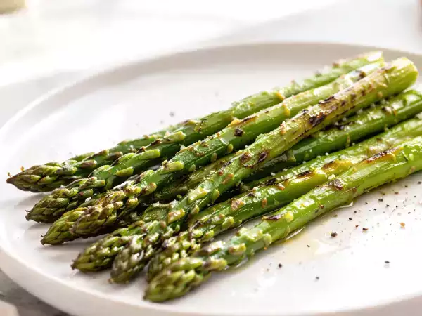 Hoe groene asperges te bereiden: wanneer te grillen, koken, stomen en bakken