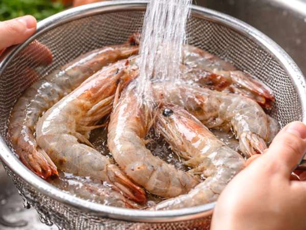 Was jij je garnalen voor het koken? Begrijp waarom dit gebruikelijke gebaar je grootste fout kan zijn