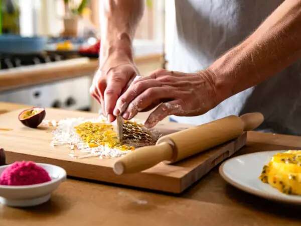 Dagmenu, 24 april: een smaakvolle reis van rode peper hummus tot kokosnoot-passievruchtrol