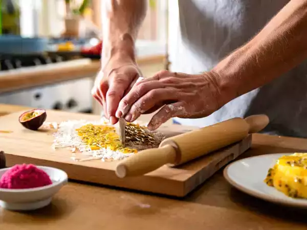 Dagmenu, 24 april: een smaakvolle reis van rode peper hummus tot kokosnoot-passievruchtrol