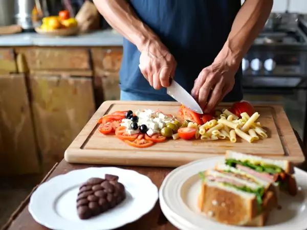 Dagmenu, 26 april: een frisse pasta salade, Italiaanse club sandwich en een magische brownie