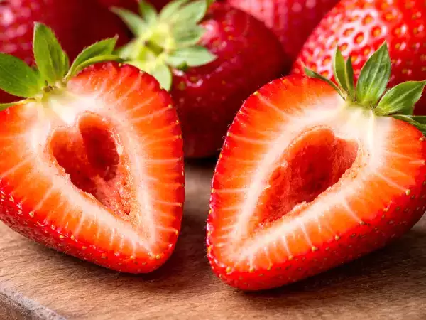 Waarom hebben sommige aardbeien gaatjes? Er is een onuitgesproken reden