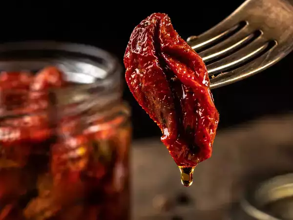 Zongedroogde tomaten in olie: een concentraat van smaak in de voorraadkast en 10 recepten om er het beste van te maken.