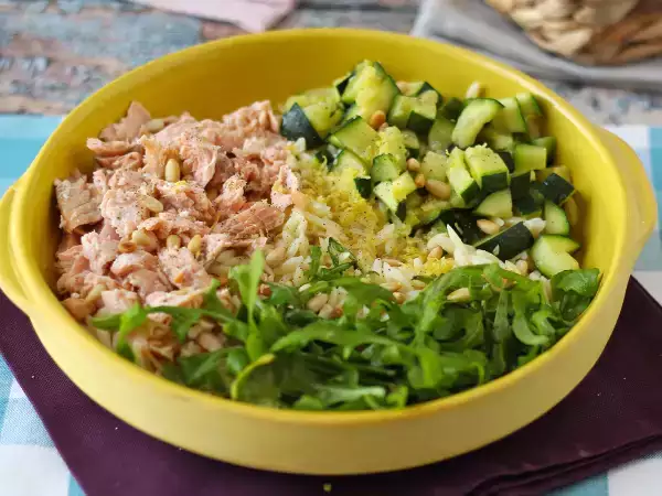 Orzo: wat het is, hoe je het bereidt en waarom deze kleine pasta zo goed werkt in soepen, salades en romige gerechten.