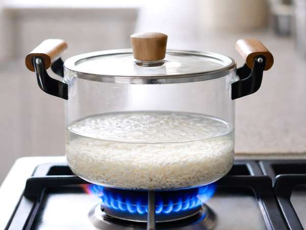 Je hoeft geen water af te meten: de eenvoudige truc voor losse rijst die bijna niemand gebruikt