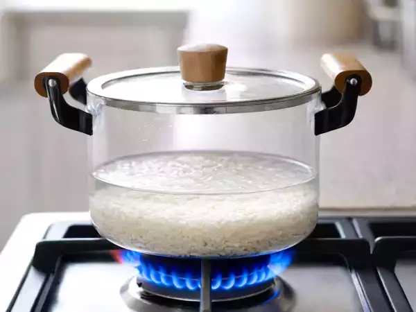 Je hoeft geen water af te meten: de eenvoudige truc voor losse rijst die bijna niemand gebruikt