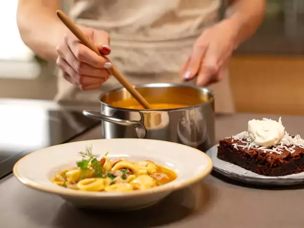 Dagmenu, 25 mei: verwarmende pompoensoep, troostende tortellini soep en een decadente bounty brownie