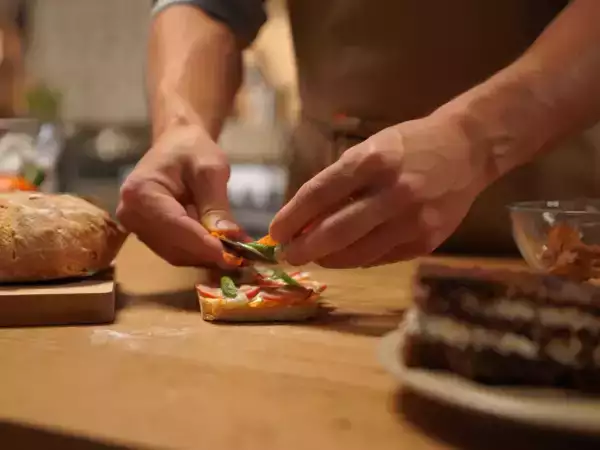 Dagmenu, 22 mei: een feestelijke combinatie van knoflookbrood, paasnestjes en een chocoladeboom