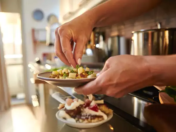 Dagmenu, 20 mei: een frisse start met mimosa-eieren, quinoa en chocolade ananas