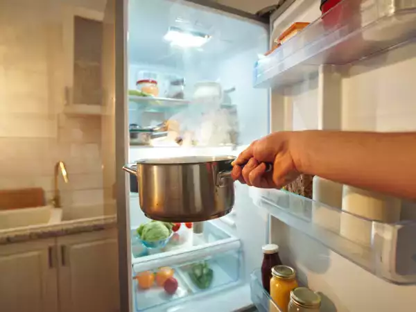 Waarom je een pan met restjes beter kunt laten afkoelen voordat je hem in de koelkast zet