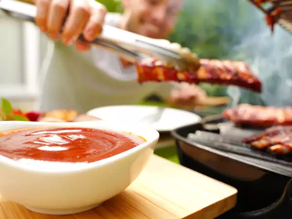 Barbecuesaus: maak het thuis en verander elk vlees