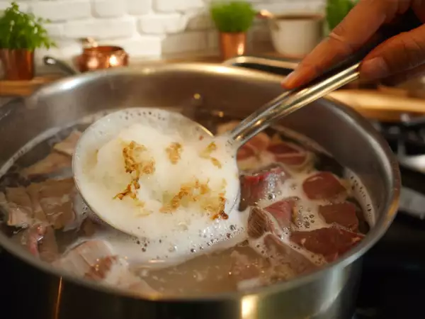 Dat vreemde schuim op het vlees heeft een verklaring die alles in de keuken verandert