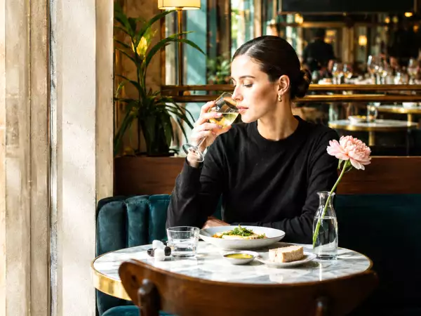 De tafel voor één theorie: waarom alleen eten niet langer voelt als een nederlaag, maar als een kleine luxe