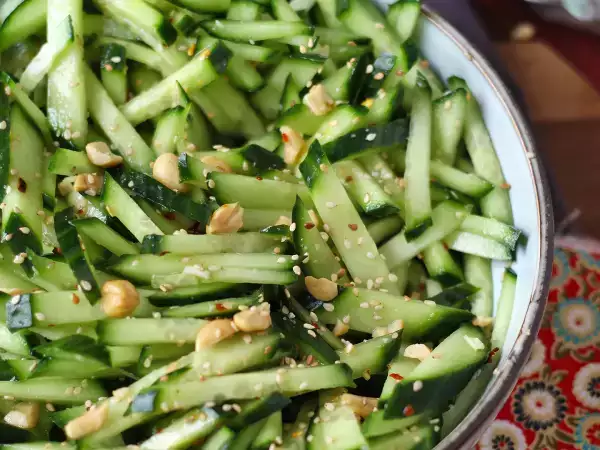 We kunnen niet stoppen met eten: deze ultrafrisse komkommersalade is onze obsessie van het moment geworden.