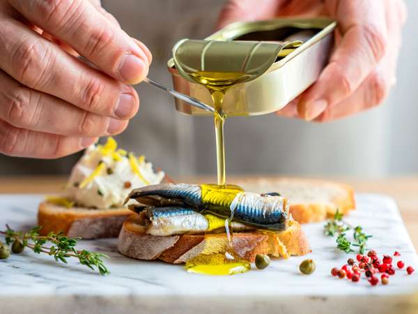 Bijna iedereen gooit de olie uit een blikje sardines weg zonder te beseffen wat ze mislopen