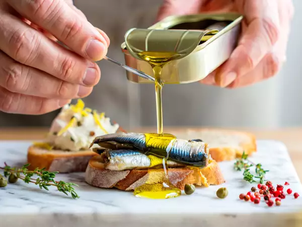 Bijna iedereen gooit de olie uit een blikje sardines weg zonder te beseffen wat ze mislopen