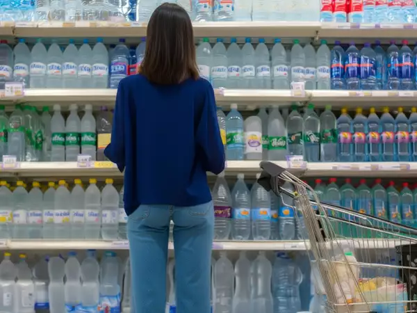 De nieuwe rage van verrijkt water: wat verandert het echt in je routine en is het de prijs waard?