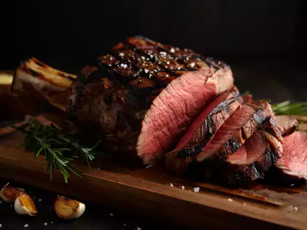 Kun je 's avonds vlees eten zonder je slaap te verstoren? Wat je moet weten om onrustige nachten te voorkomen