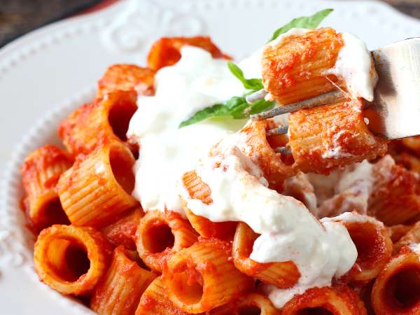 Niet de saus: de finishing touch die van een eenvoudige tomatenpasta een gedenkwaardig gerecht maakt