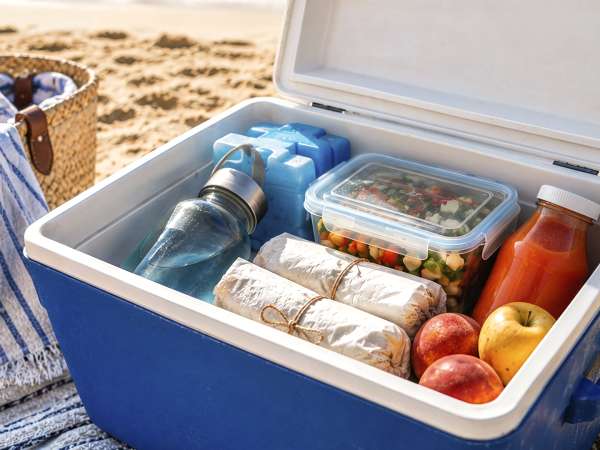 Hoe organiseer je je strandkoeler: wat leg je onderin, wat laat je bovenin en wat neem je niet mee?