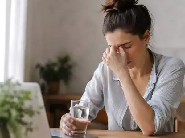 Deze signalen wijzen erop dat je te weinig vocht binnenkrijgt… zelfs als je geen dorst hebt