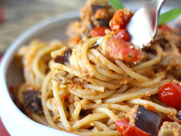 10 recepten met aubergines die binnen enkele minuten de geur van de zomer in je keuken laten opbloeien
