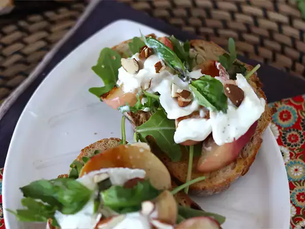 Burrata en fruit: de lekkerste combinaties van de zomer (en die je momenteel overal ziet)