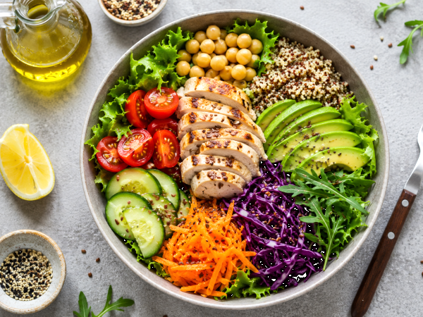 Ingrediënten die je salades echt vullend maken (en ervoor zorgen dat je om 16.00 uur geen honger krijgt)