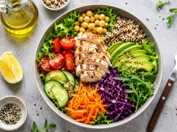 Ingrediënten die je salades echt vullend maken (en ervoor zorgen dat je om 16.00 uur geen honger krijgt)