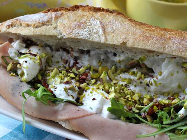 Mortadella, burrata en pistachenoten: waarom deze Italiaanse combinatie momenteel overal te vinden is