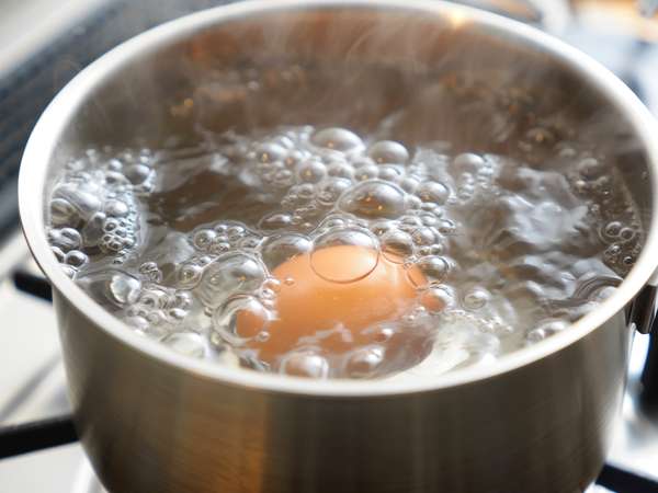 Wat is de juiste manier om een ei te koken: in koud water, in kokend water of in een hete pan?