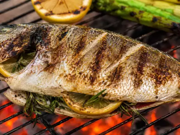 Vis van de barbecue: technieken om te voorkomen dat hij blijft plakken of uit elkaar valt, en om hem precies goed sappig te krijgen