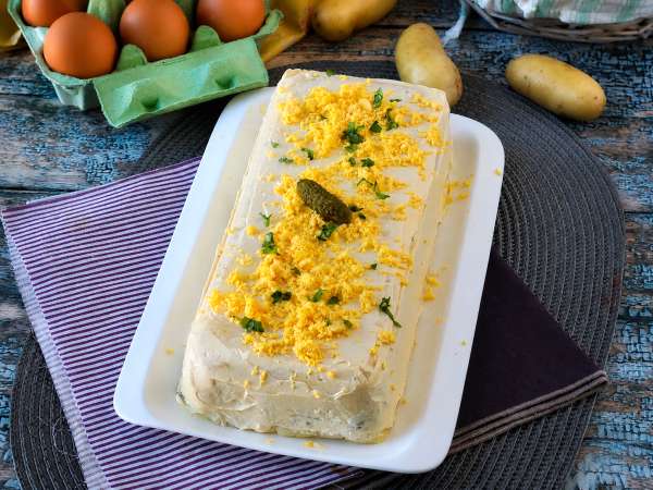 Koude aardappel-tonijntaart: een eenvoudig, romig recept zonder oven, ideaal om thuis als voorgerecht te maken