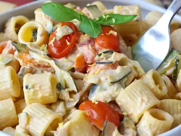 Deze pasta met courgettes wordt het recept dat je de hele zomer lang steeds weer zult maken: romig, licht en binnen enkele minuten klaar!
