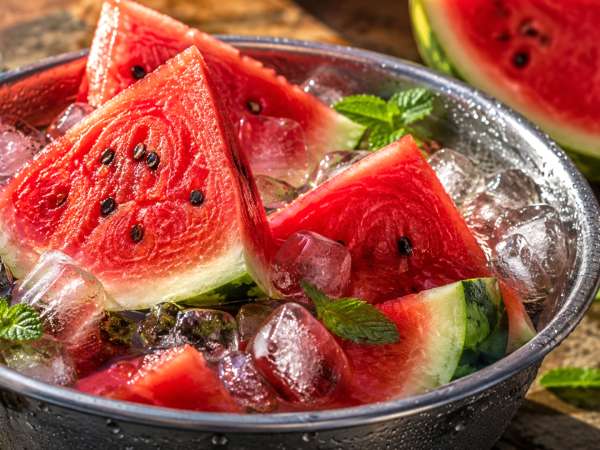 Een handige truc om een watermeloen snel te koelen: ideaal als je weinig tijd hebt en er meteen van wilt genieten